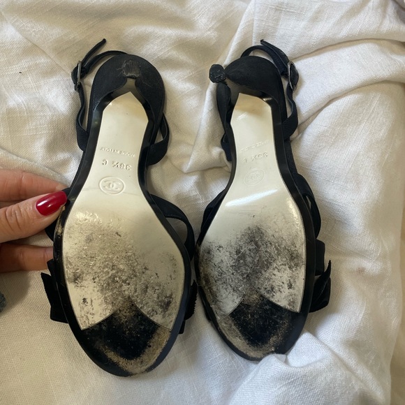 CHANEL BLACK SLINGBACK HEEL WITH WHITE ROSETTE - Picture 2 of 5